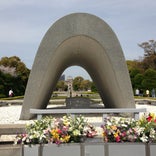 原爆死没者慰霊碑 / 広島平和都市記念碑